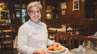 Adela Besteiro, con su famosa fabada en mano.