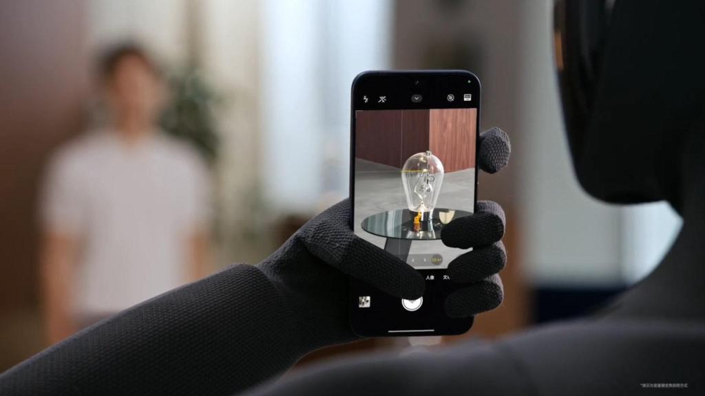 El robot CyberOne de Xiaomi tomando una foto con un smartphone