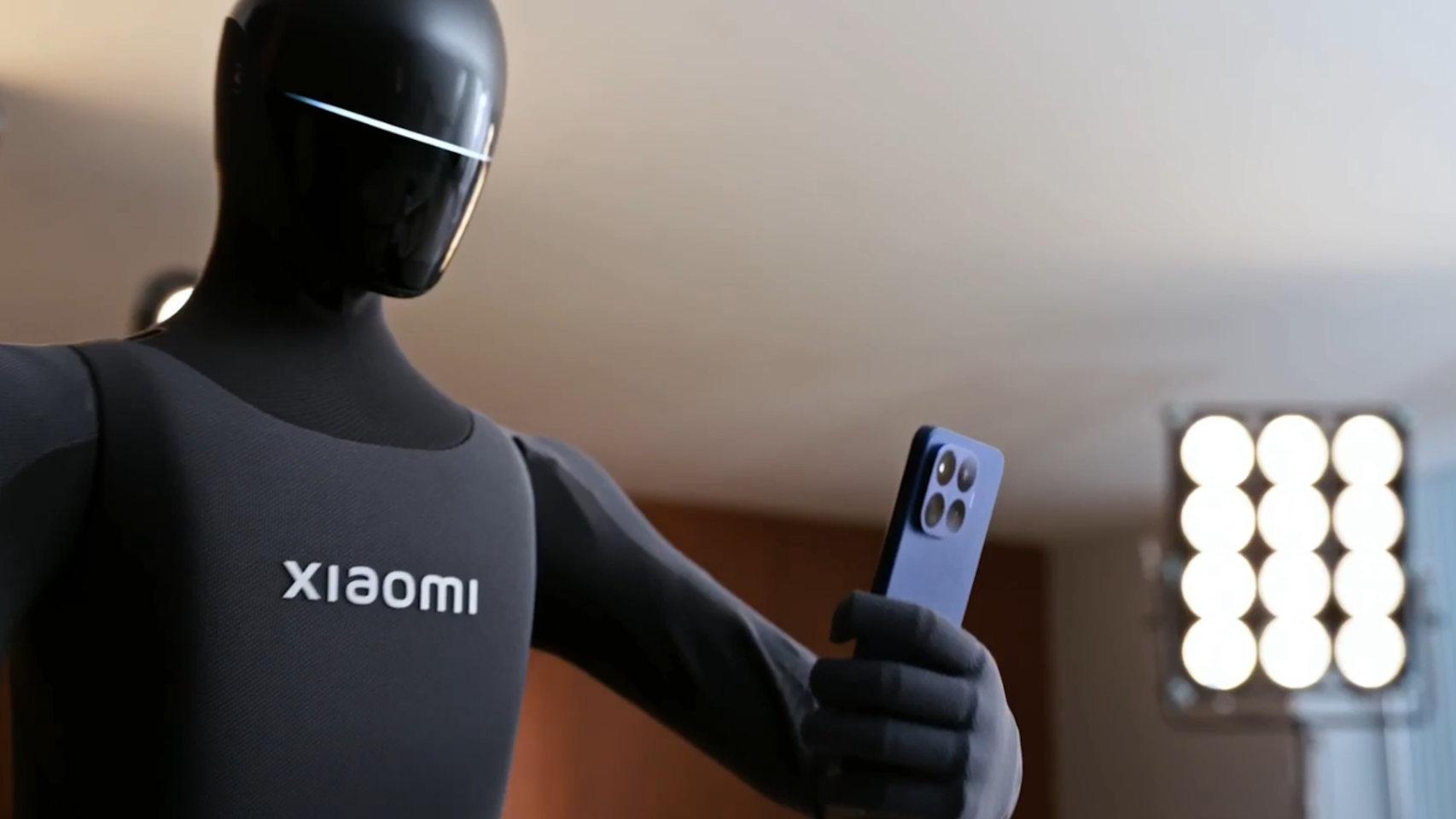 El robot CyberOne de Xiaomi tomando una foto con un smartphone