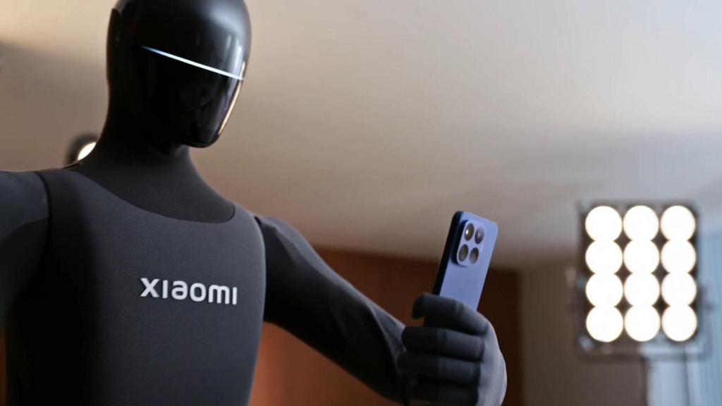 El robot CyberOne de Xiaomi tomando una foto con un smartphone