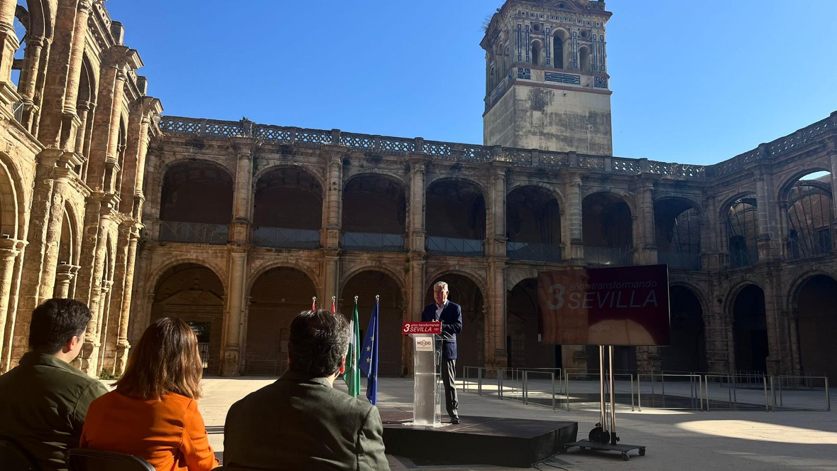 El alcalde de Sevilla, José Luis Sanz, en el Monasterio de Buenavista de San Jerónimo. 