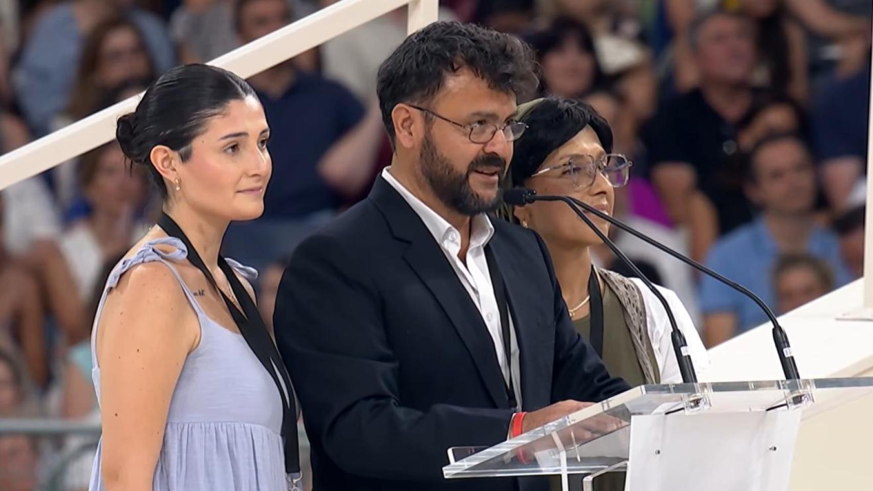 Liliana y Jorge junto a su hija dando su testimonio vital ante el Papa. 