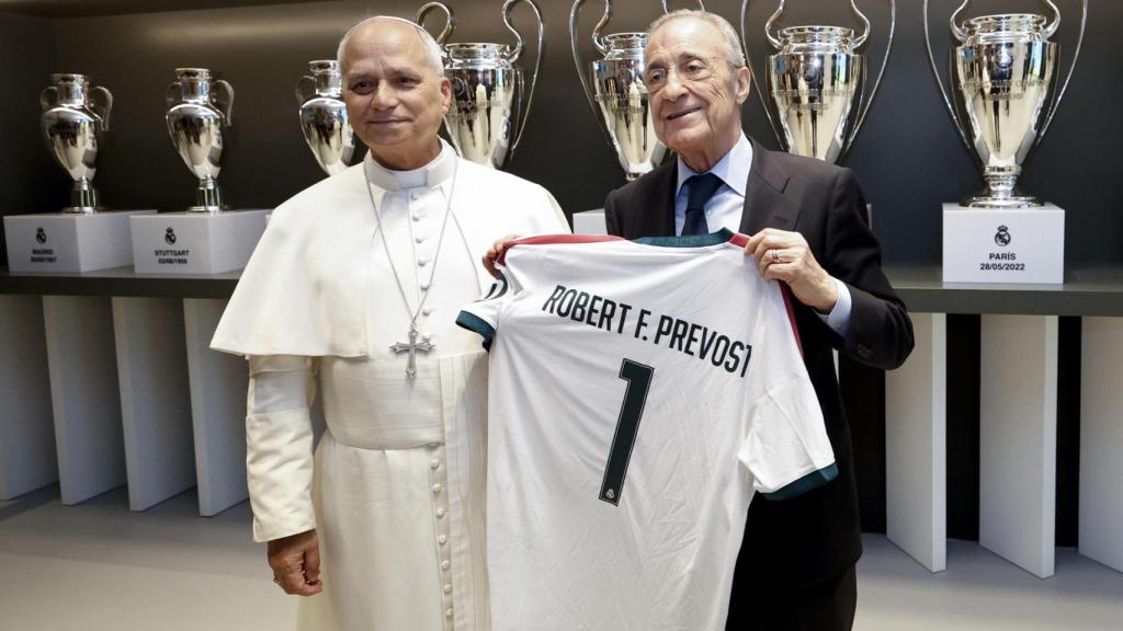 Florentino le regala una camiseta del Real Madrid al Papa. 