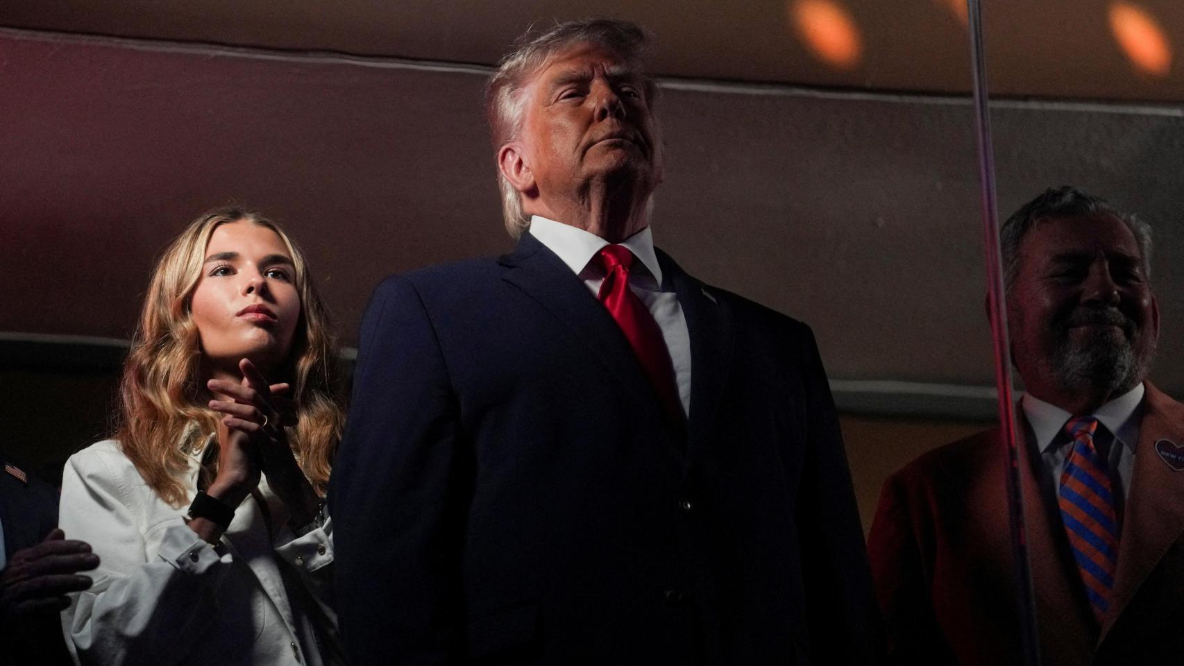 Donald Trump y su nieta Kai durante los abucheos en el Madison Square Garden.