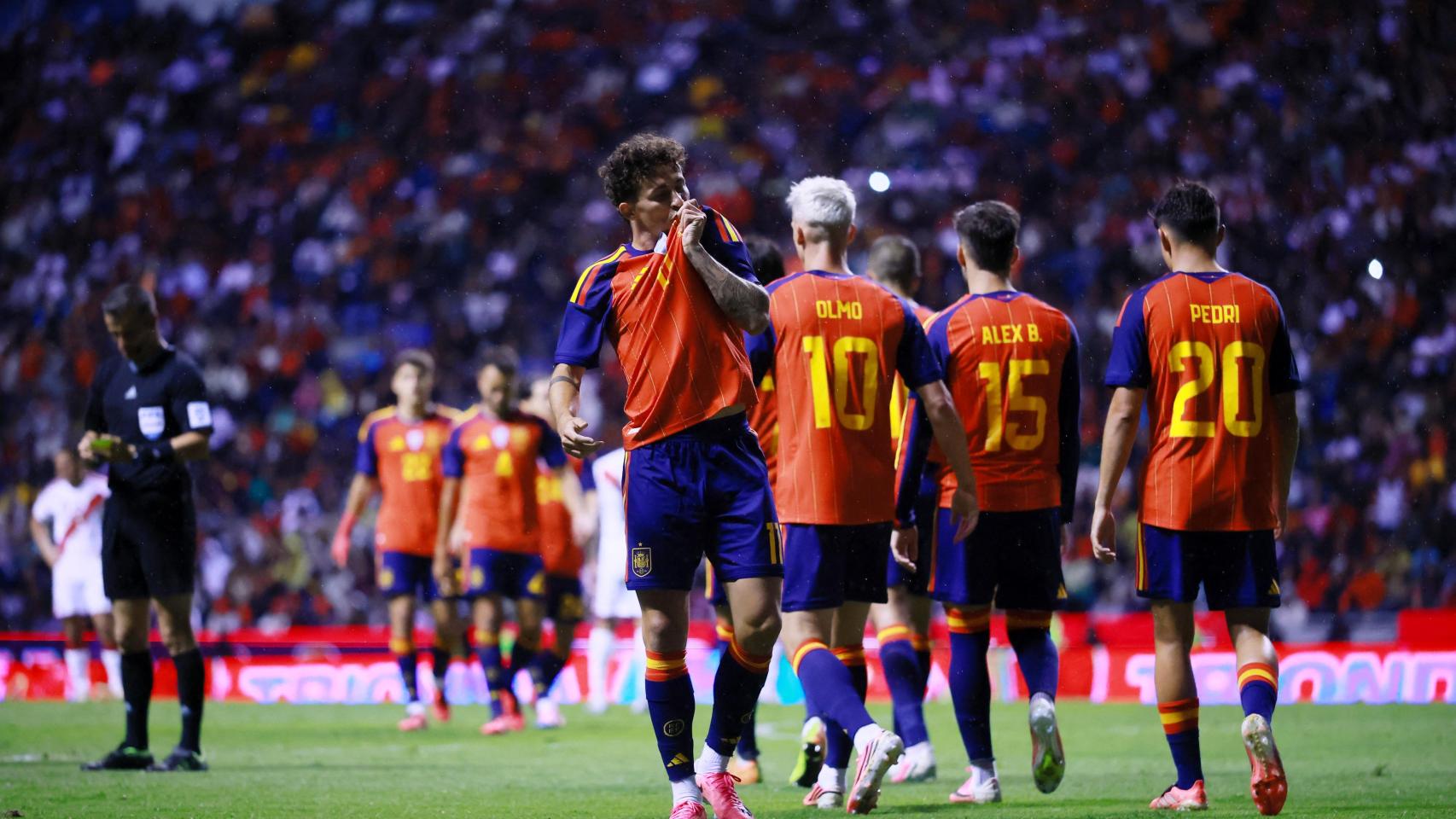 Yeremi Pino celebra el tercer tanto de España ante Perú: un centro suyo acabó en gol en propia meta del portero peruano.
