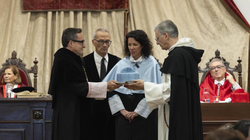 La catedrática de filosofía de la Usal, María Martín Gómez, antes de pronunciar su Laudatio en la provclamación póstuma como doctor Honoris Causa de la USAL a Francisco de Vitoria.