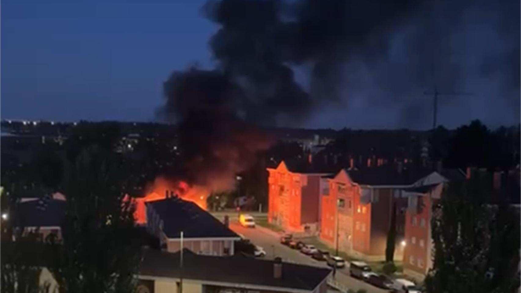 Aparatoso incendio en Covaresa tras estallar una bombona de gas durante una barbacoa