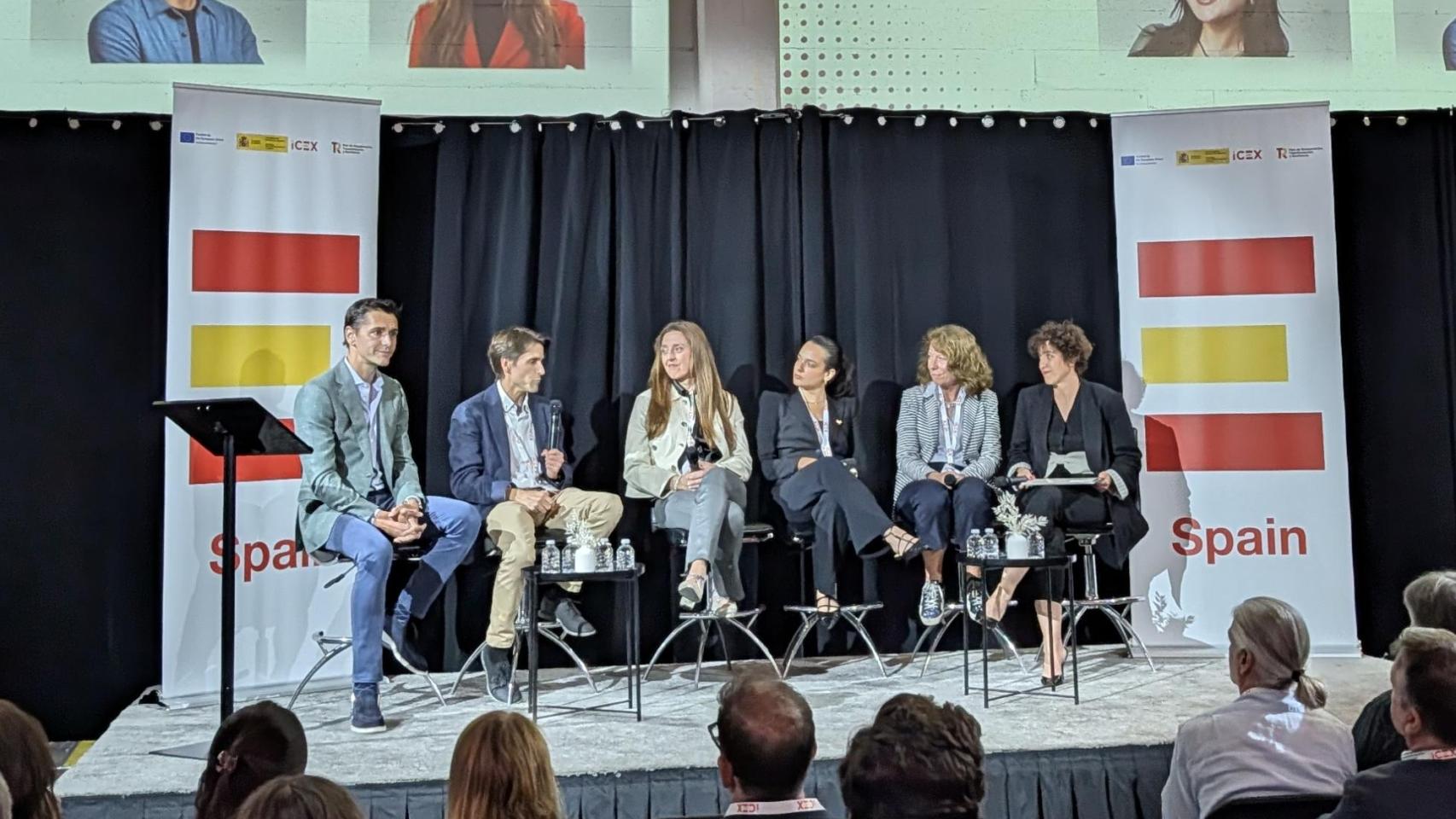 Pilar Manchón (Google) se dirige a sus compañeros de panel.
