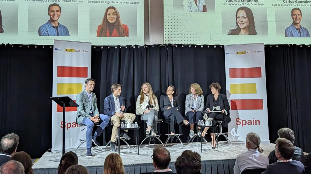 Pilar Manchón (Google) se dirige a sus compañeros de panel.