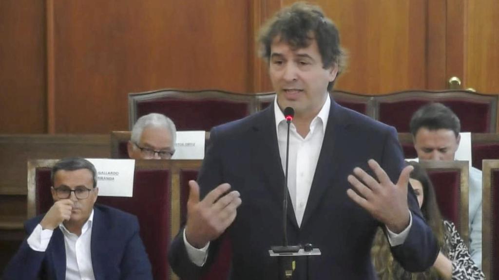 David Sánchez, hermano del presidente del Gobierno, declara en la Audiencia de Badajoz. A la izquierda, Miguel Ángel Gallardo, exsecretario general del PSOE de Extremadura.