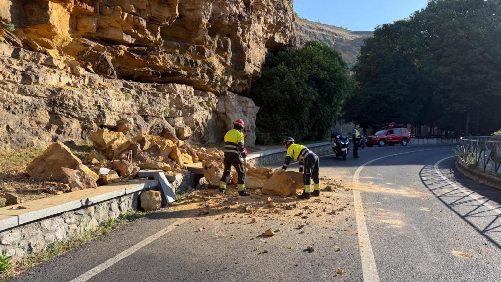 Retiran 1.500 kilos de rocas tras un desprendimiento en la carretera de Arévalo