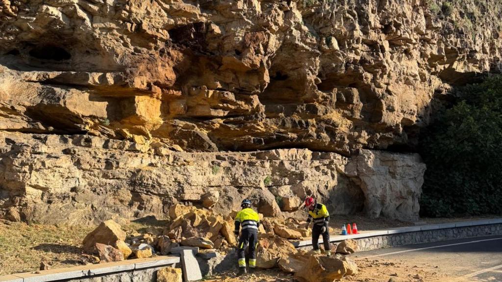 •	Bomberos y Policía Local actúan ante un desprendimiento de 1.500 kilos junto a la Fuencisla