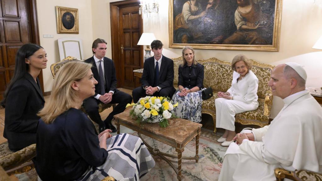 El Papa León XIV junto a la Emérita, sus hijas, Elena y Cristina, Pablo y Miguel Urdangarin y Victoria Federica. 