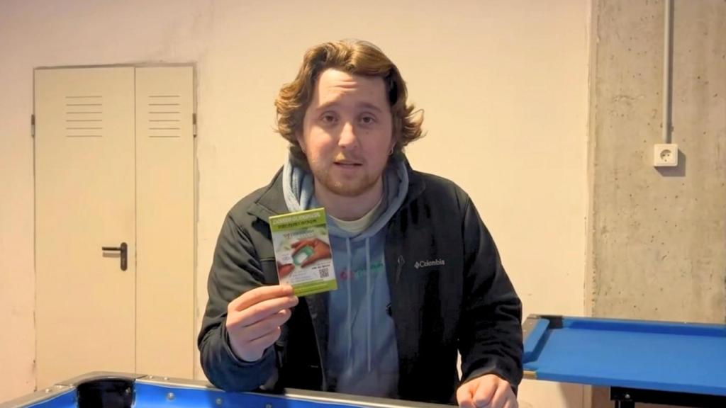 Nacho mostrando su abridor de pistachos.