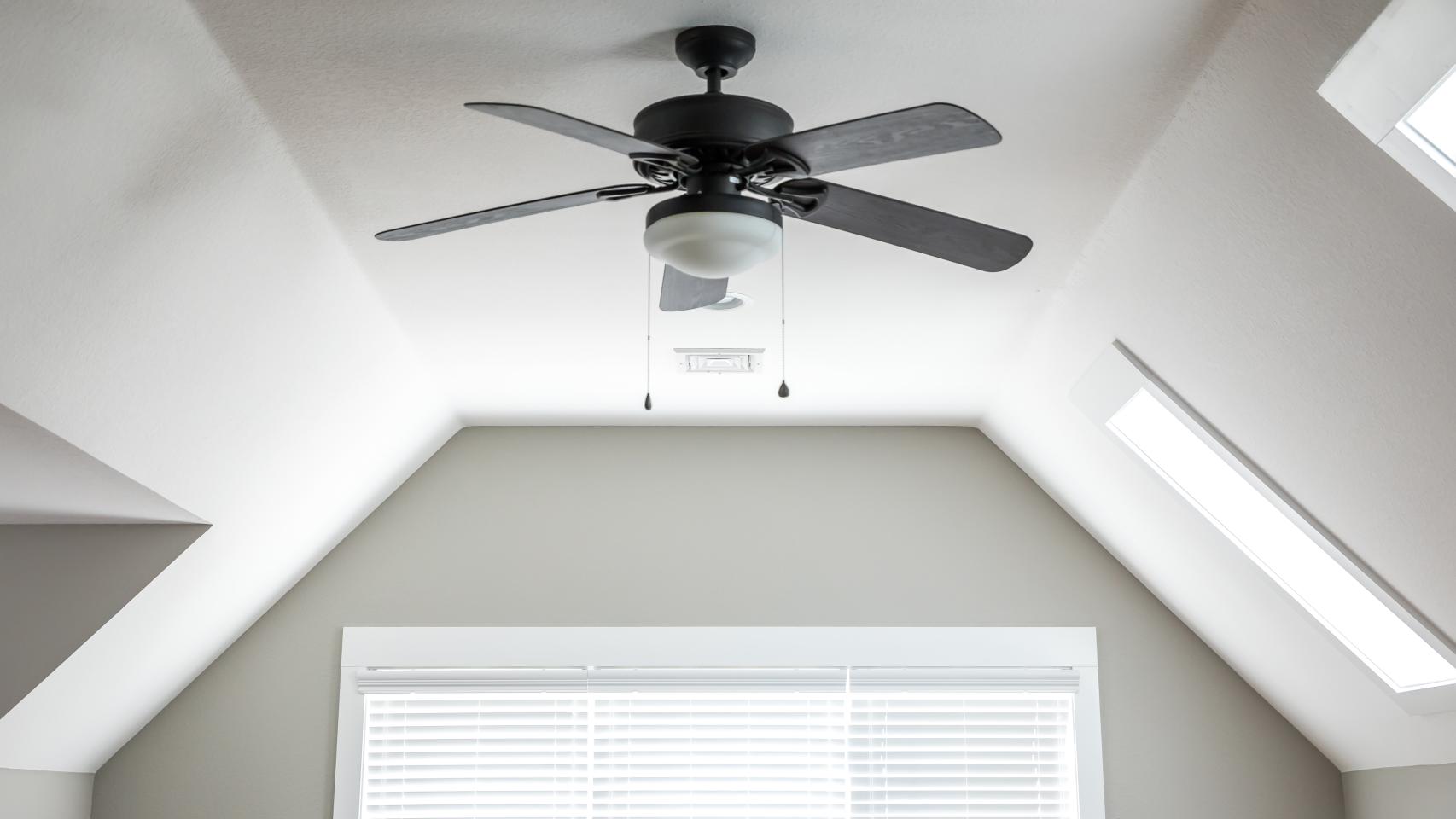 Un ventilador de techo. 