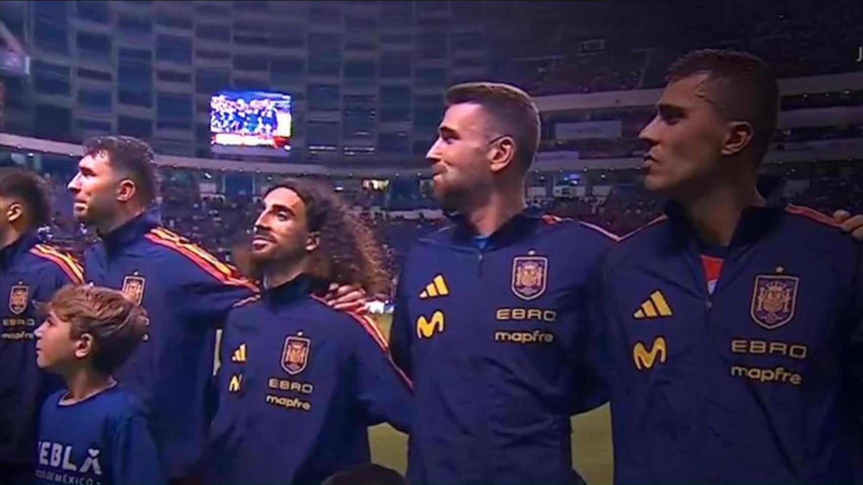 Los jugadores de la Selección se ríen durante el himno nacional en el amistoso contra Perú.
