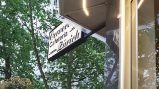 Fachada de uno de los bares donde queda la comunidad marroquí.