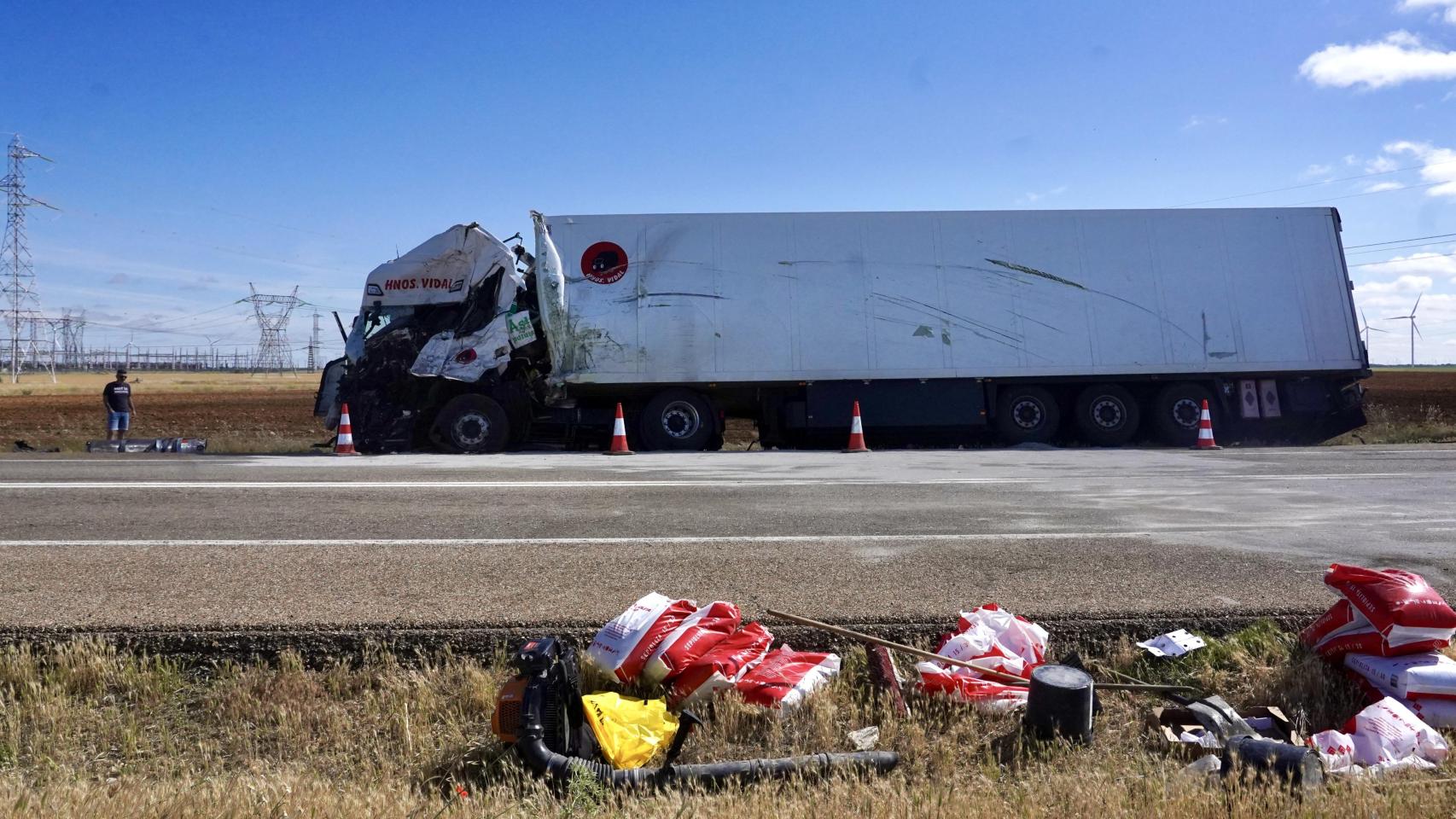 Un fallecido en una colisión frontal entre dos camiones en la N-601, en La Mudarra (Valladolid