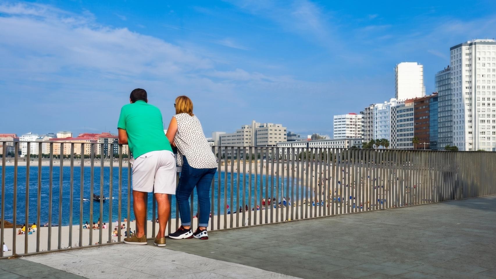 Una pareja en el paseo marítimo de A Coruña