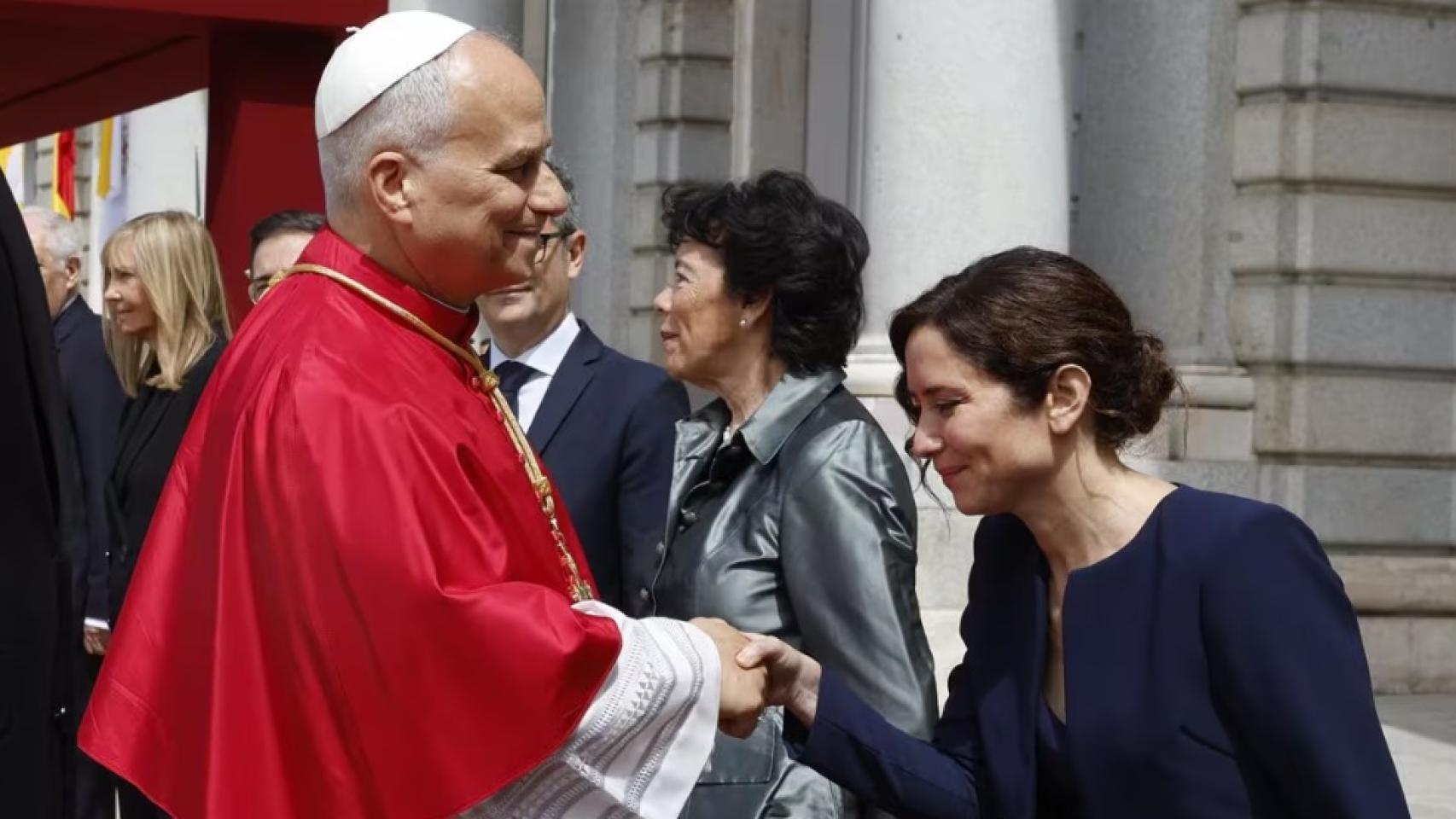 La presidenta Ayuso despidiéndose del Papa León XIV en el aeropuerto.