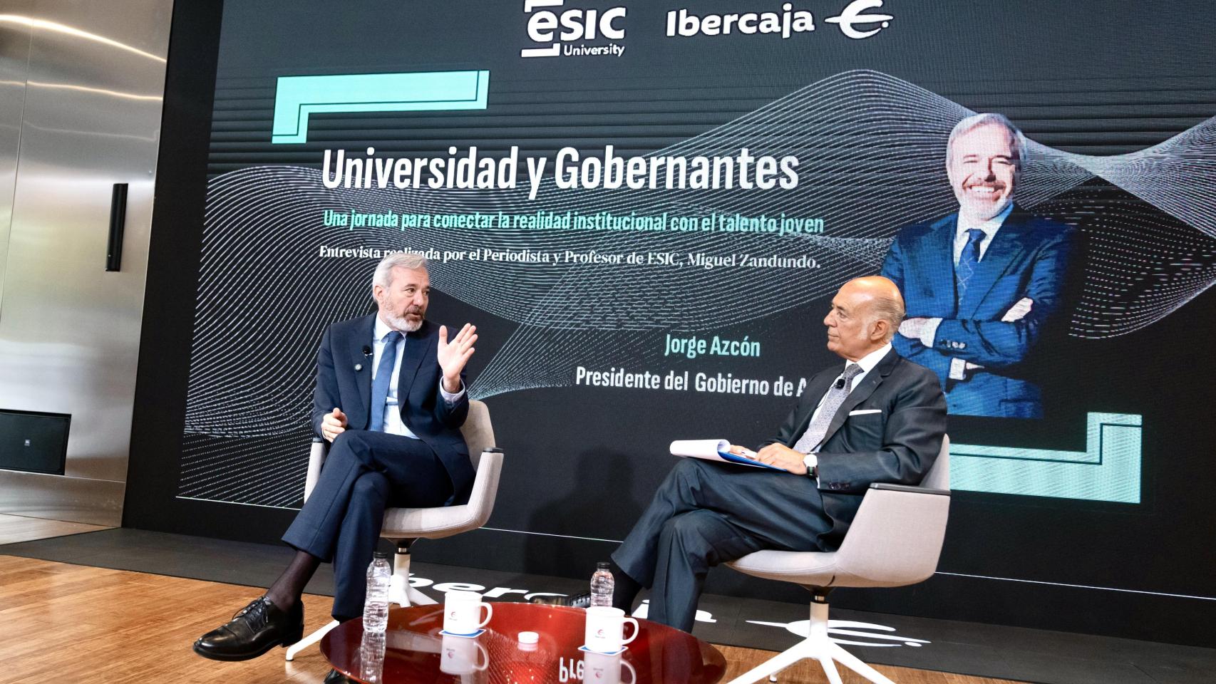 El presidente de Aragón, Jorge Azcón, junto al periodista Miguel Zanzudo en el ciclo 'Universidad y Gobernantes'