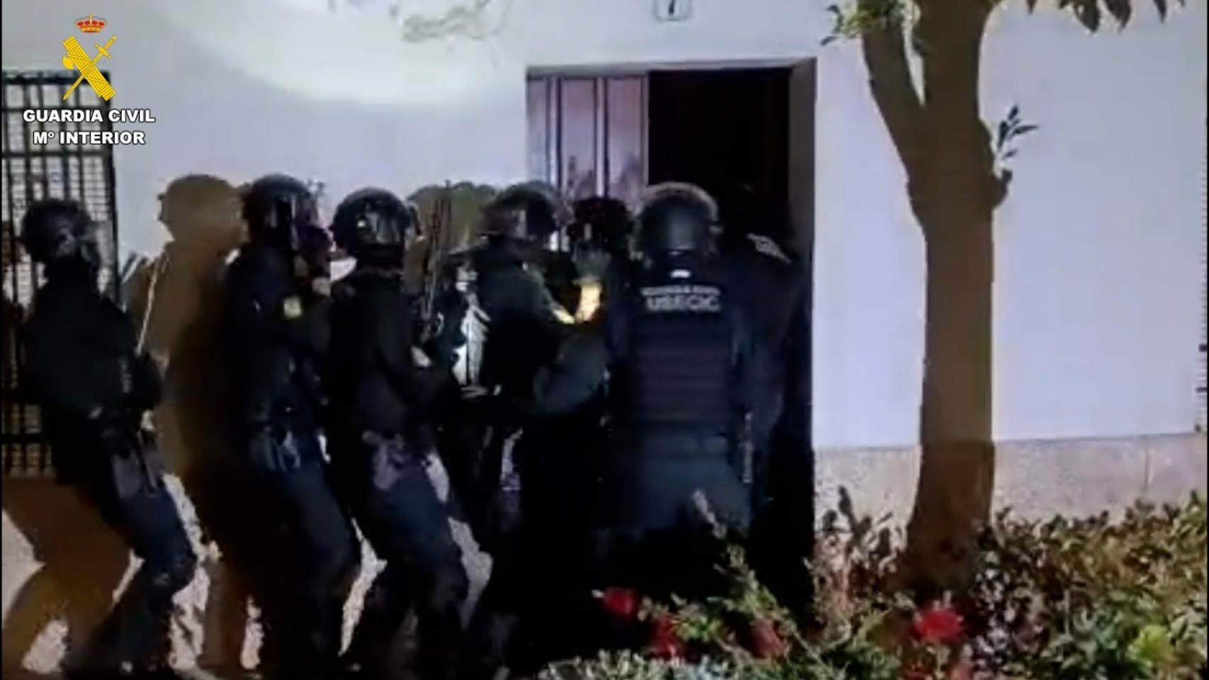 Agentes de la Guardia Civil, en el operativo contra la red de narcotraficantes asentada en la Sierra Norte-EP