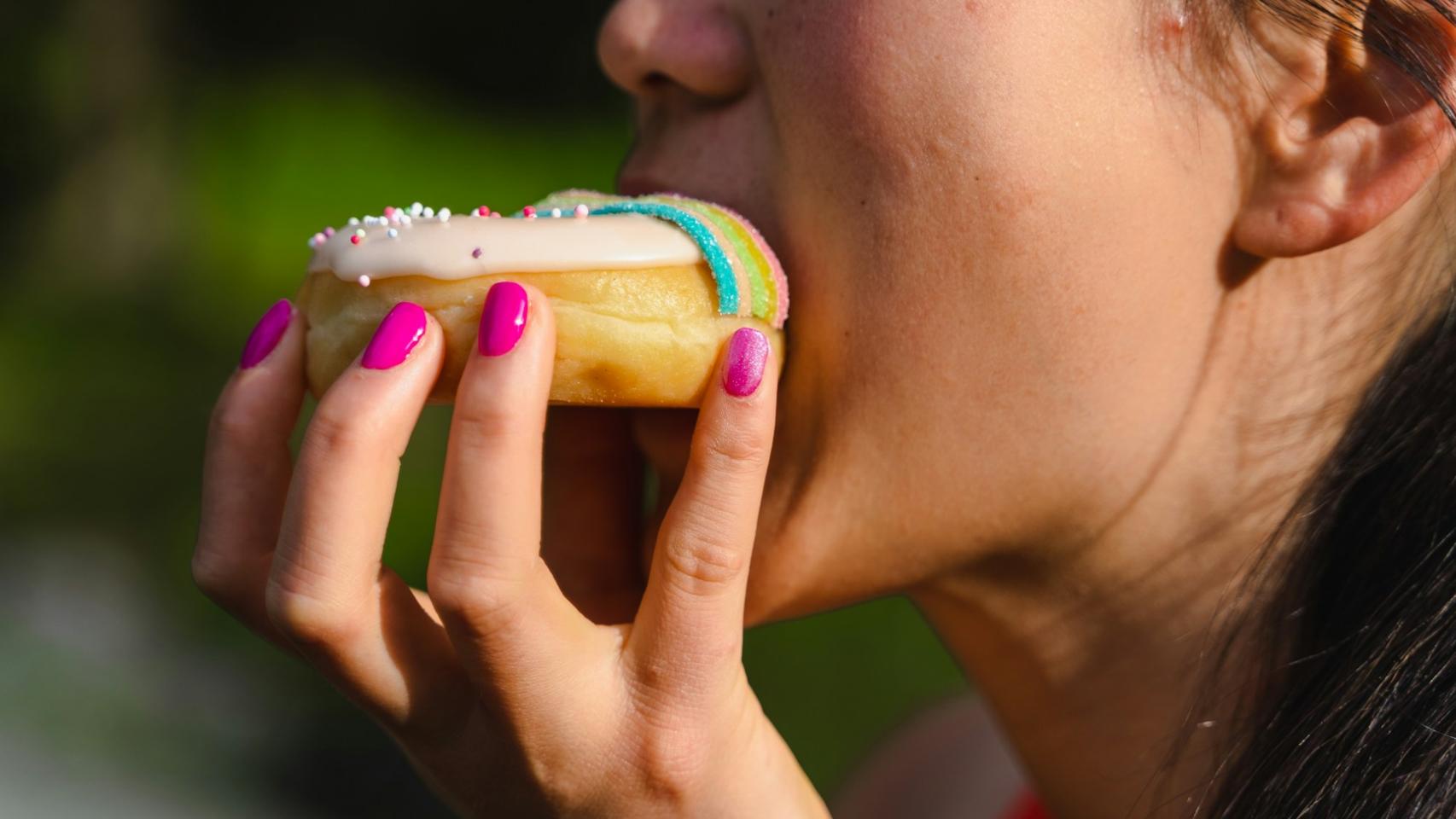 Una mujer comiendo azúcar.