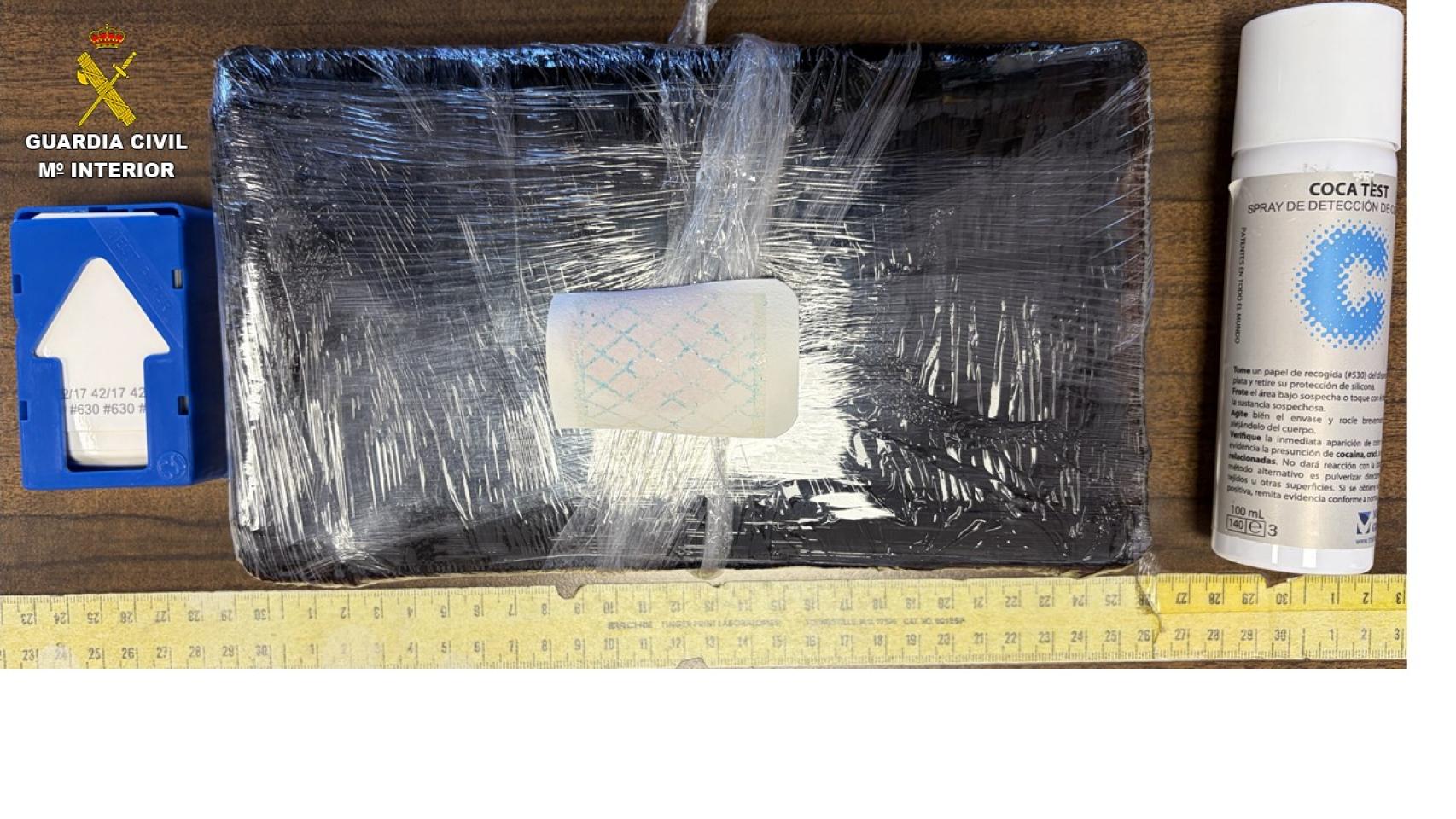 Imagen del paquete de cocaína incautado en un registro de carreteras en Puerto Lápice.
