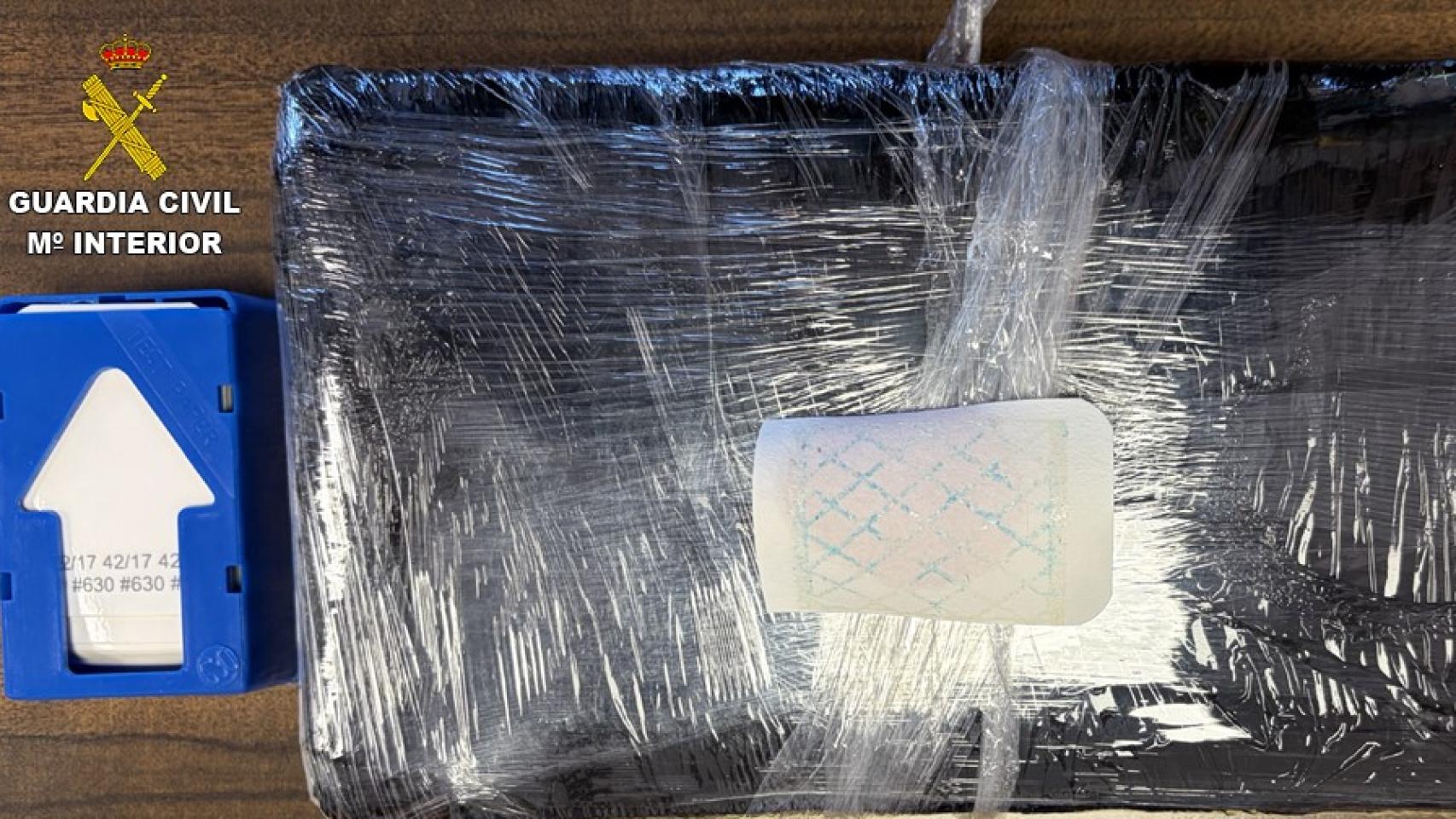 Imagen del paquete de cocaína incautado en un registro de carreteras en Puerto Lápice.