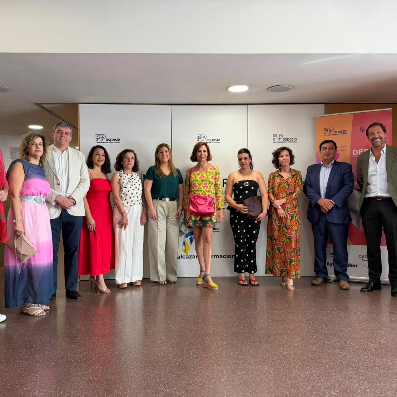 La XV promoción de Patronaje y Moda de la Escuela Alcazarén puso punto final al curso este pasado lunes con el gran desfile de graduación