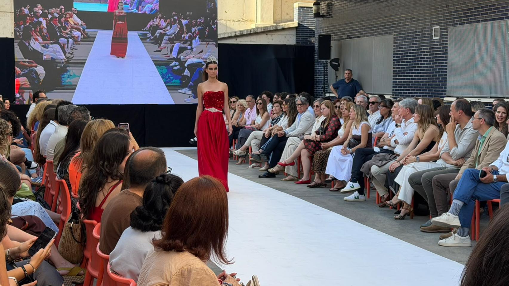 Imagen del gran desfile de moda de final de curso de la XV promoción de Patronaje y Moda de la Escuela Alcazarén.