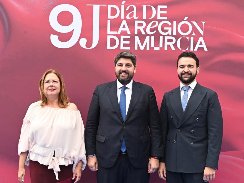Fernando López Miras, presidente de la Región de Murcia (c), junto a la presidenta de la Asamblea Regional, Visitación Martínez, y el alcalde de La Unión, Joaquín Zapata, este martes, en el antiguo mercado de la localidad.