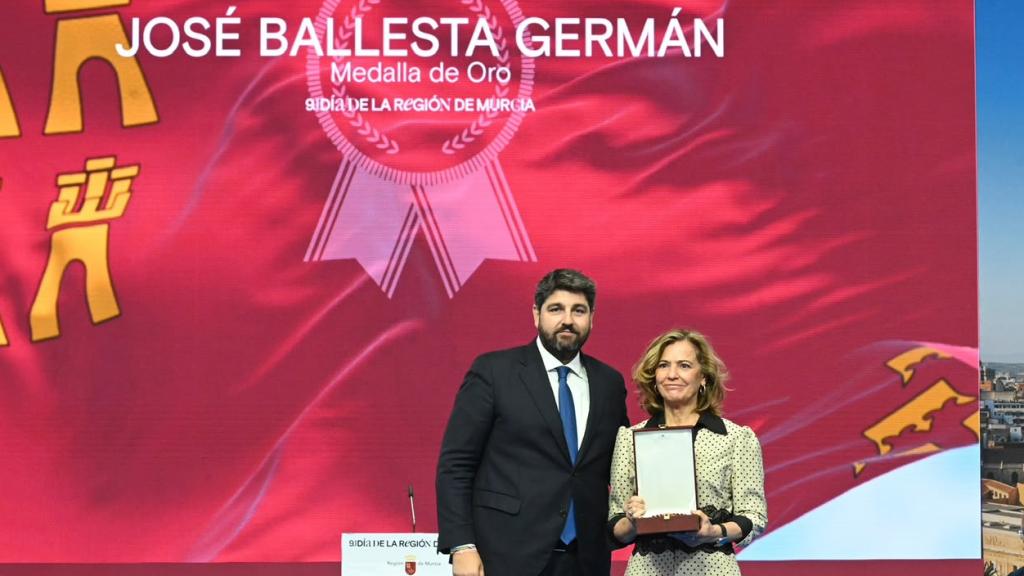 La catedrática Pilar Viñas López-Pelegrín, viuda del alcalde de Murcia, José Ballesta, este martes, recibiendo la Medalla de Oro para el regidor a título póstumo.
