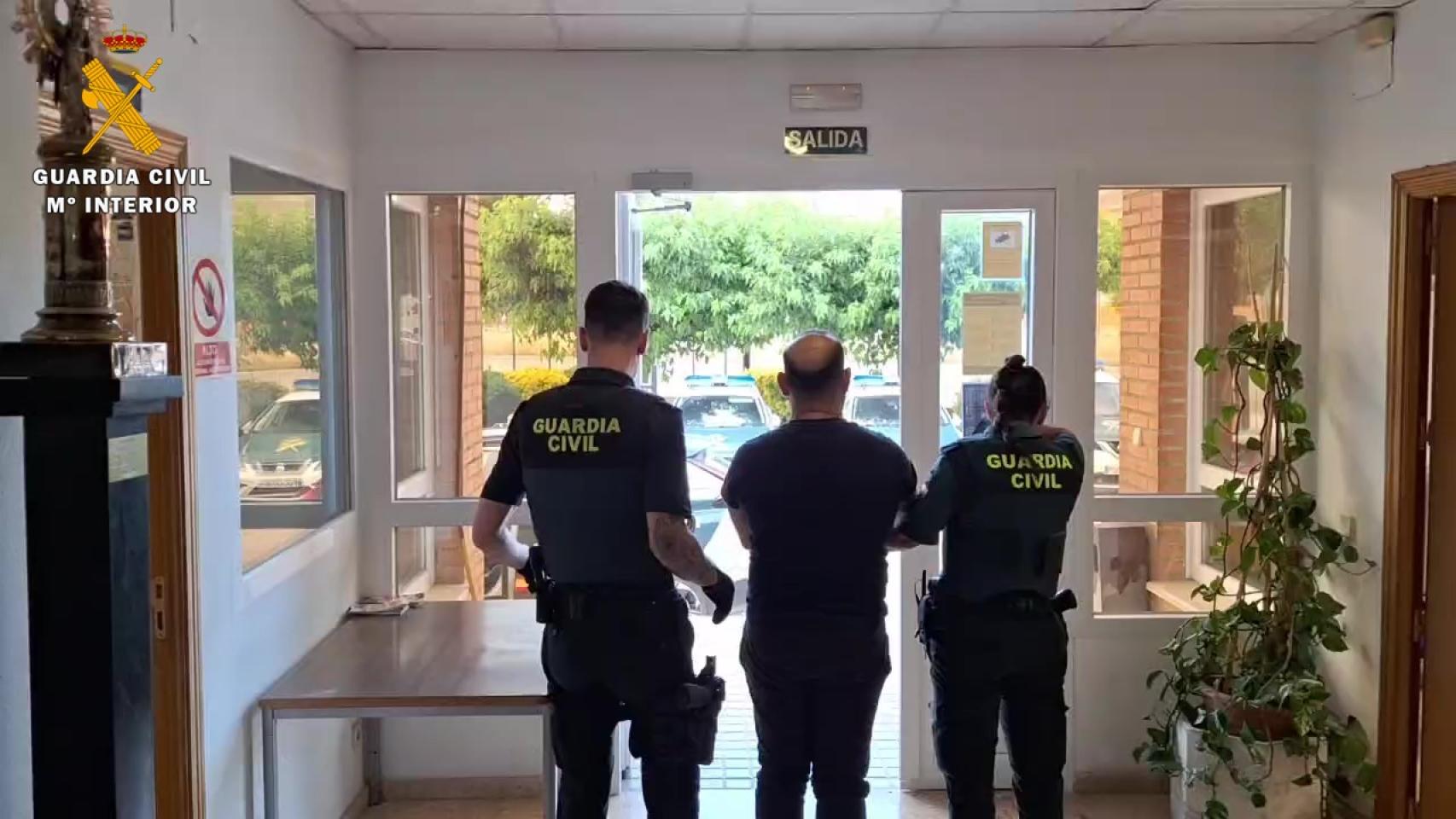 Momento de la detención de unos de los implicados en el robo de 300 kilos de cerezas en Ricla
