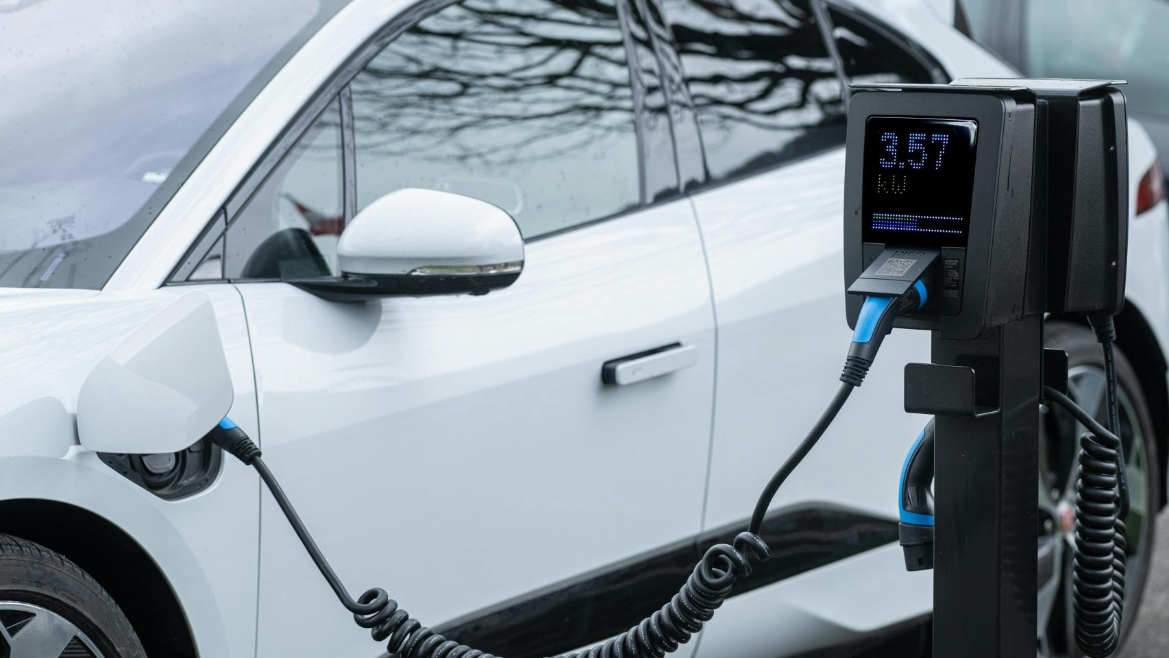 Un coche eléctrico recargando su batería en un cargador.