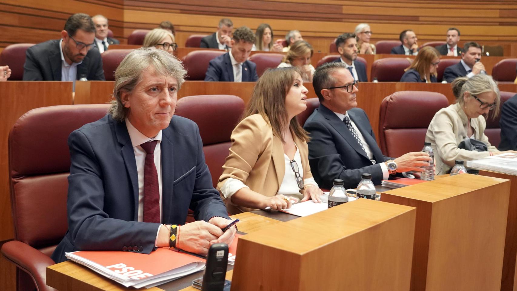 El portavoz del Grupo Socialista, Carlos Martínez, escucha el discurso de investidura de Alfonso Fernández Mañueco, este martes en las Cortes de Castilla y León