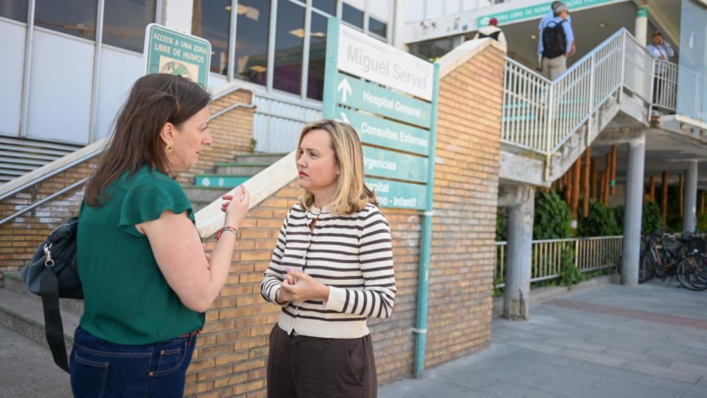 Pilar Alegría y María Rodrigo, este martes, frente al Hospital Miguel Servet de Zaragoza.