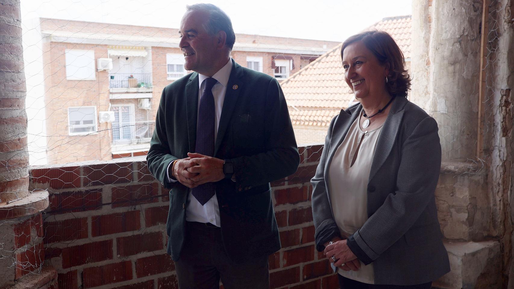 José Julián Gregorio y Conchi Cedillo en la Casa de los Canónigos.