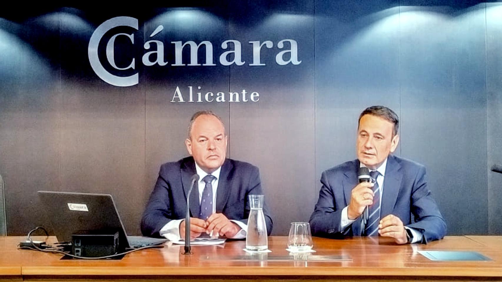 Carlos Baño, presidente de la Cámara de Comercio, y Juan José Lozano, director de Empresa de CaixaBank.