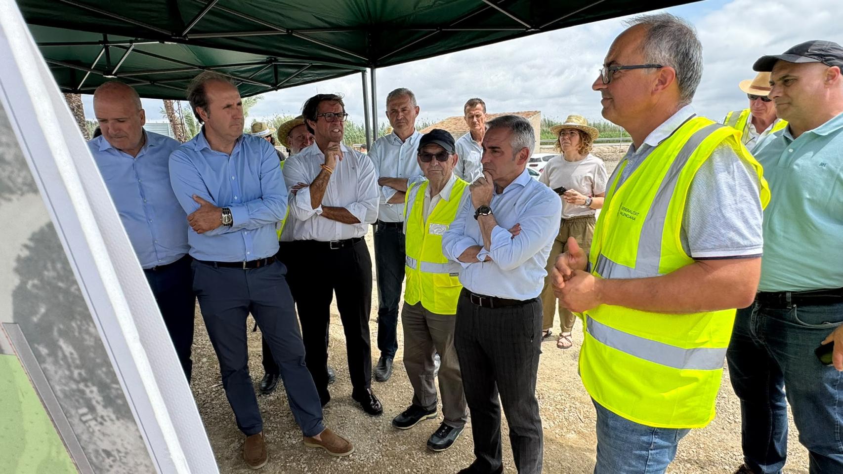 El conseller Miguel Barrachina, segundo por la derecha, en la visita este martes a las obras.