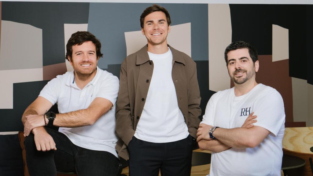 De izquierda a derecha: Nacho Travesí, Sergi Bastardas y Antonio Melé, cofundadores de Orbio AI.