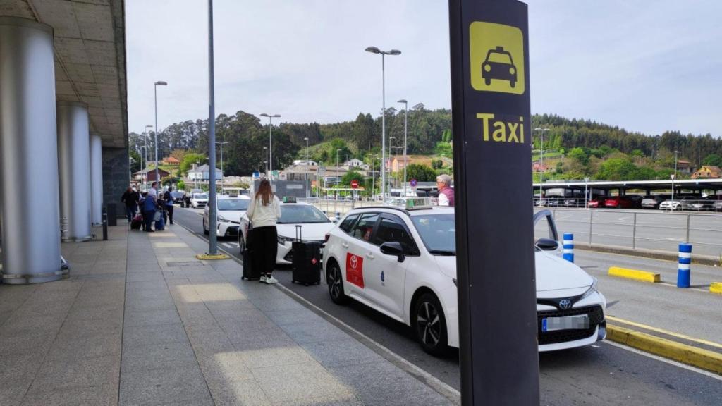 Taxis de Culleredo en la parada del aeropuerto de Alvedro.