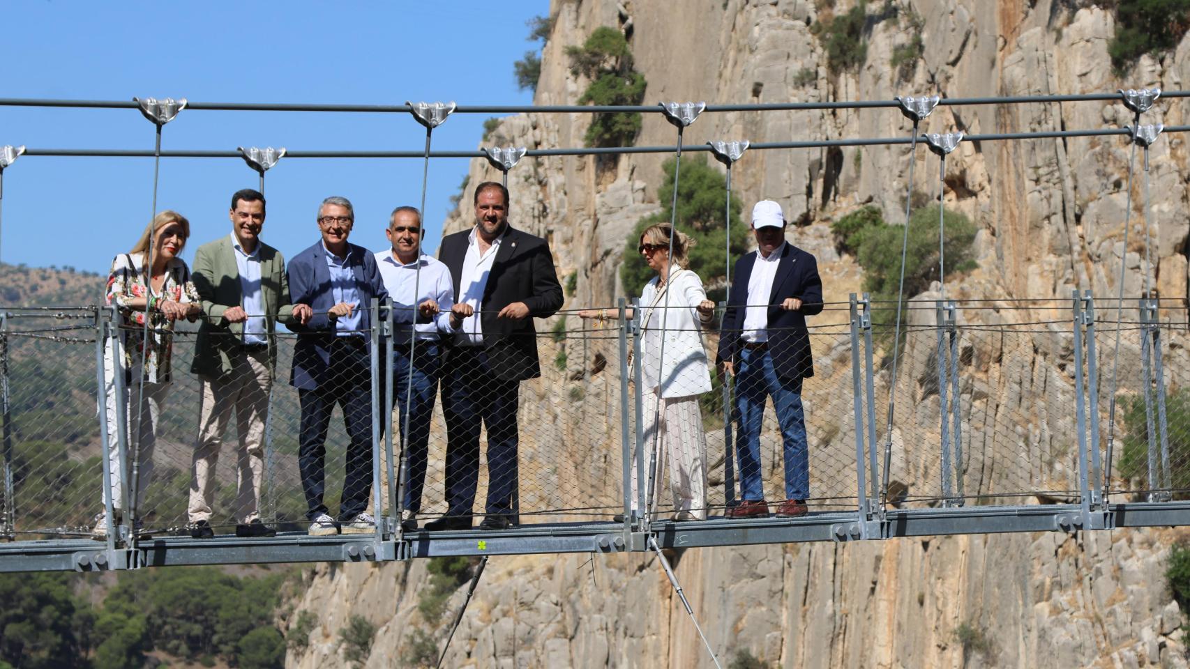 Juanma Moreno y Francisco Salado, entre otros, en la inauguración del puente colgante de El Caminito del Rey. 