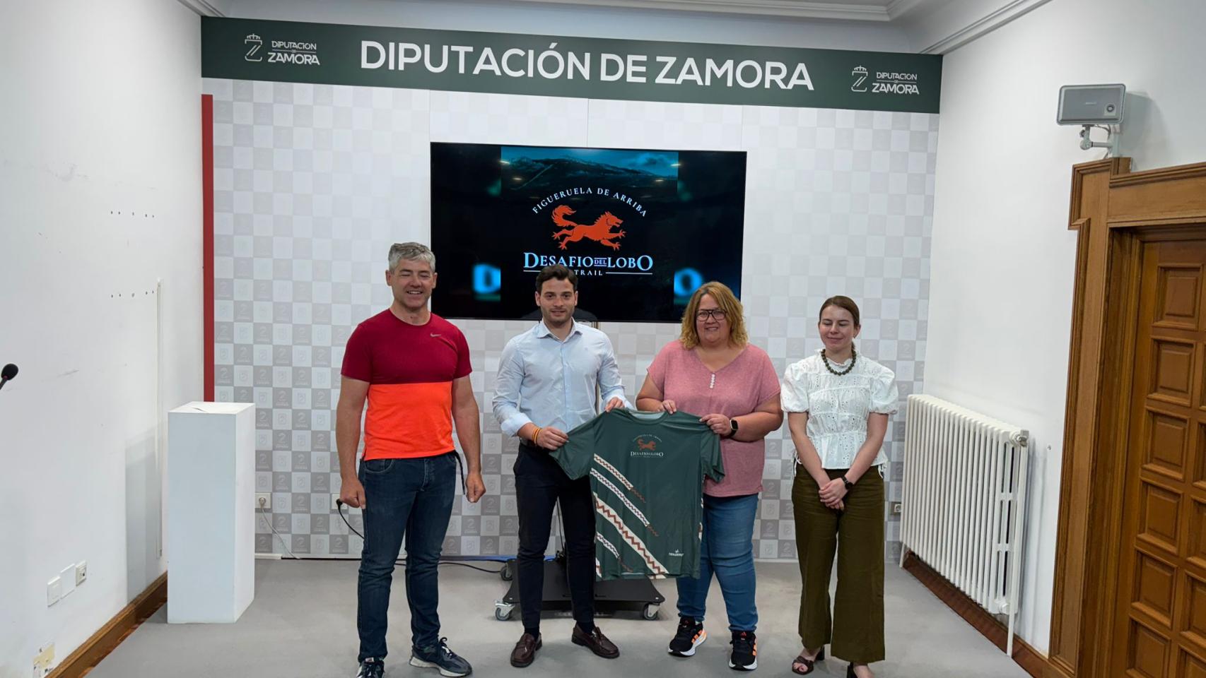 El diputado de Deportes y Juventud, Juan del Canto Sevillano; la alcaldesa pedánea de Riomanzanas y concejal del Ayuntamiento de Figueruela de Arriba, Rocío Barrigón Veigas; la representante de Caja Rural de Zamora, Laura Huertos Pérez; y el director deportivo del CD Ironbayo y del circuito de carreras Zamora Trail Series (ZTS), Andrés Barroso Lorenzo.