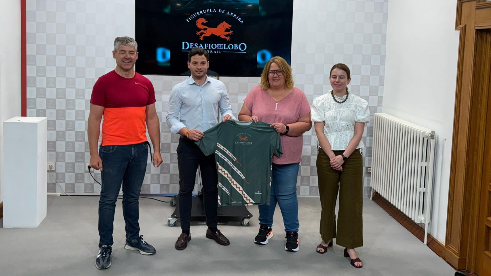 El diputado de Deportes y Juventud, Juan del Canto Sevillano; la alcaldesa pedánea de Riomanzanas y concejal del Ayuntamiento de Figueruela de Arriba, Rocío Barrigón Veigas; la representante de Caja Rural de Zamora, Laura Huertos Pérez; y el director deportivo del CD Ironbayo y del circuito de carreras Zamora Trail Series (ZTS), Andrés Barroso Lorenzo.