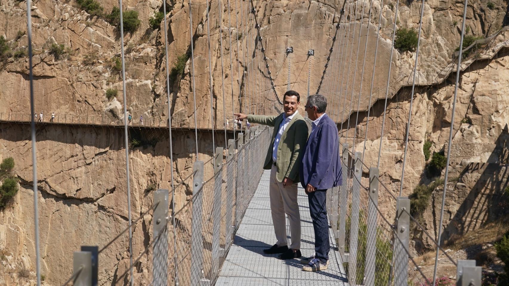 El presidente en funciones de la Junta de Andalucía, Juanma Moreno, en el puente colgante del Caminito del Rey en Málaga.