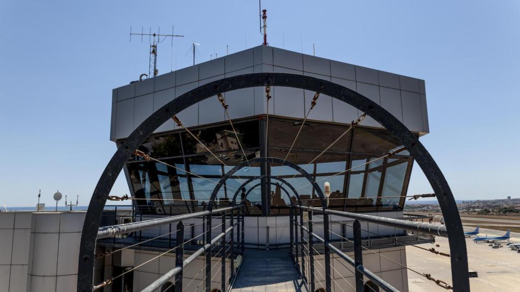 Torre de control del aeropuerto de Alicante.
