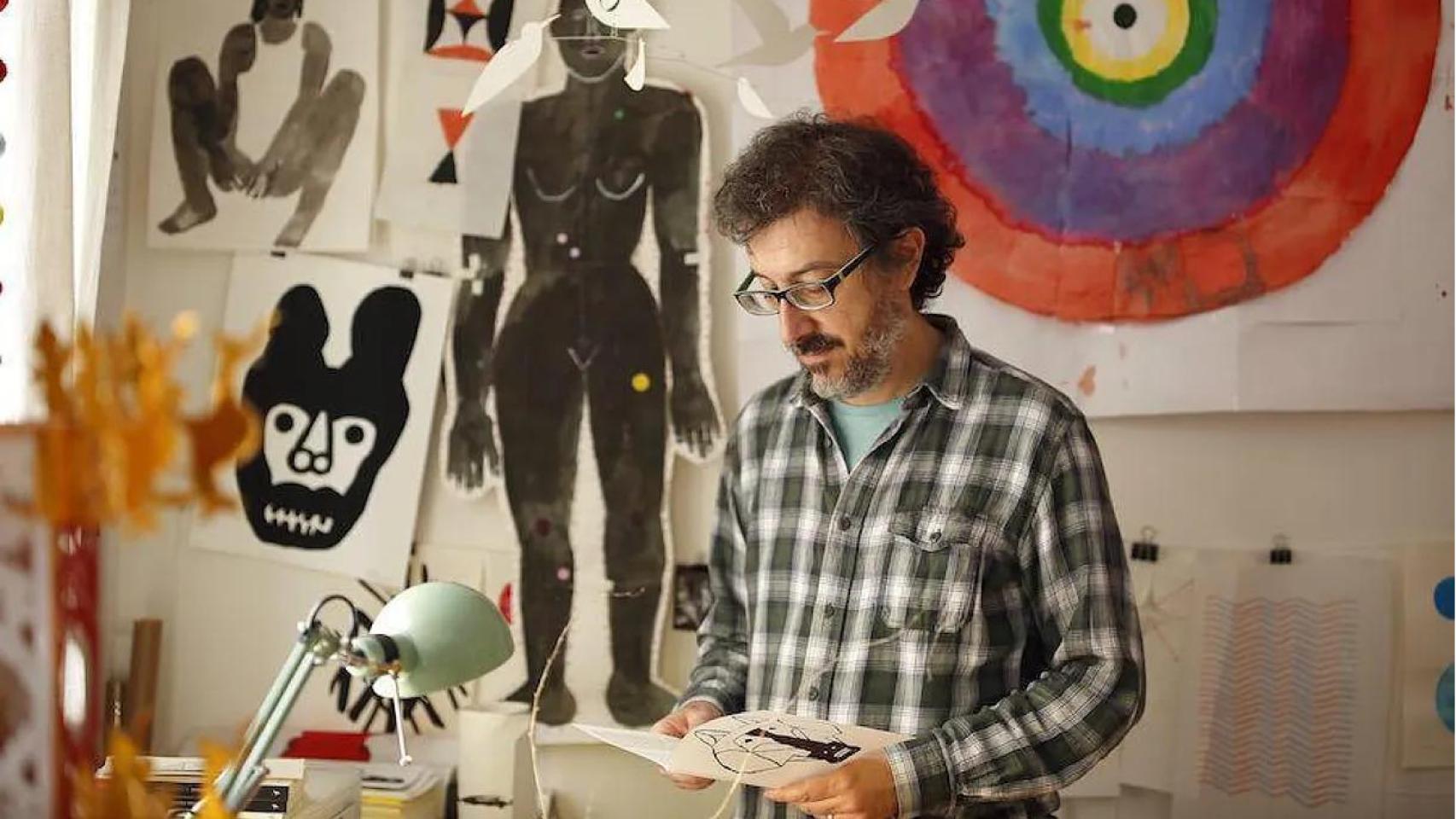 El ilustrador Jesús Cisneros en una fotografía de su página web.
