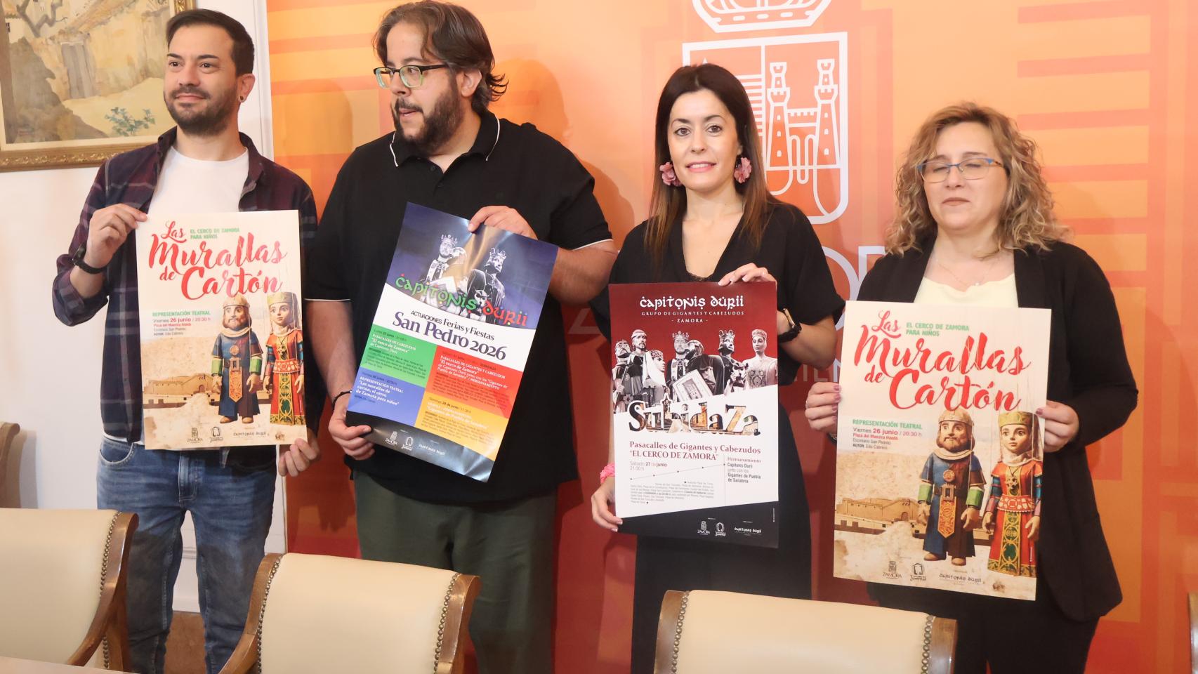 La concejala de Juventud, Sara de la Higuera, acompañada por representantes de la Asociación Capitonis Durii y el historiador Eduardo Cabrero en la presentación Capitoni Durii.