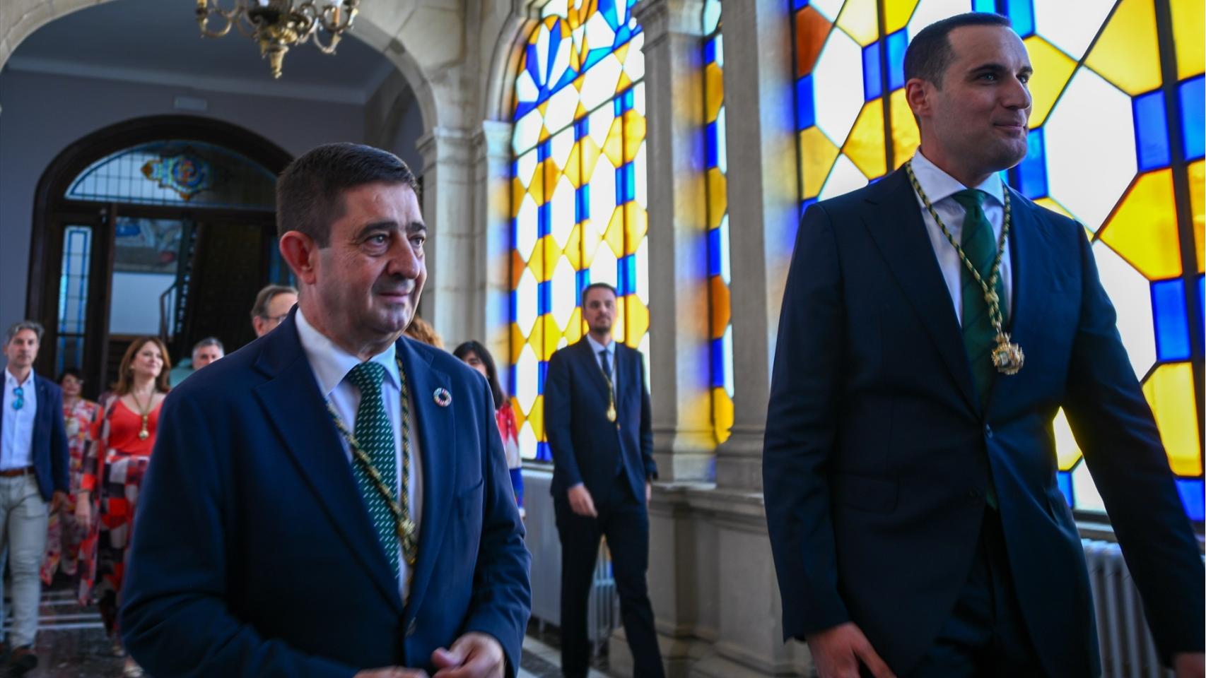Francisco Reyes, expresidente de la Diputación de Jaén (izquierda), junto al nuevo presidente, Juan Latorre